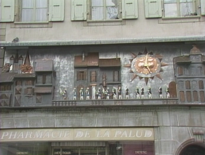 女神像の噴水前の仕掛け時計（パリュ広場）